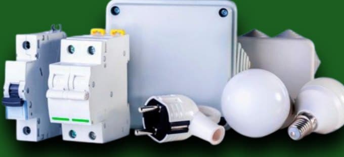 Disjoncteurs, prises et ampoules utilisés en atelier d'électricité